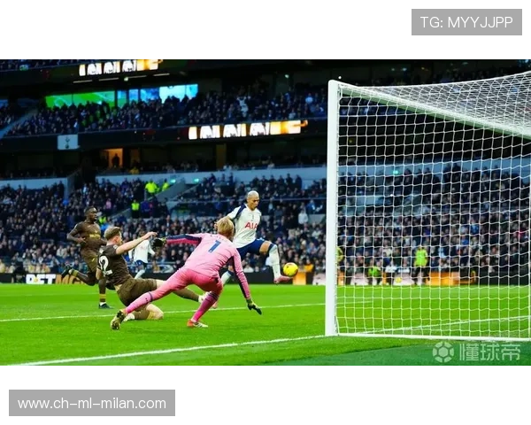 孙兴慜急停甩开防守后送出关键斜传，热刺创造进攻浪潮