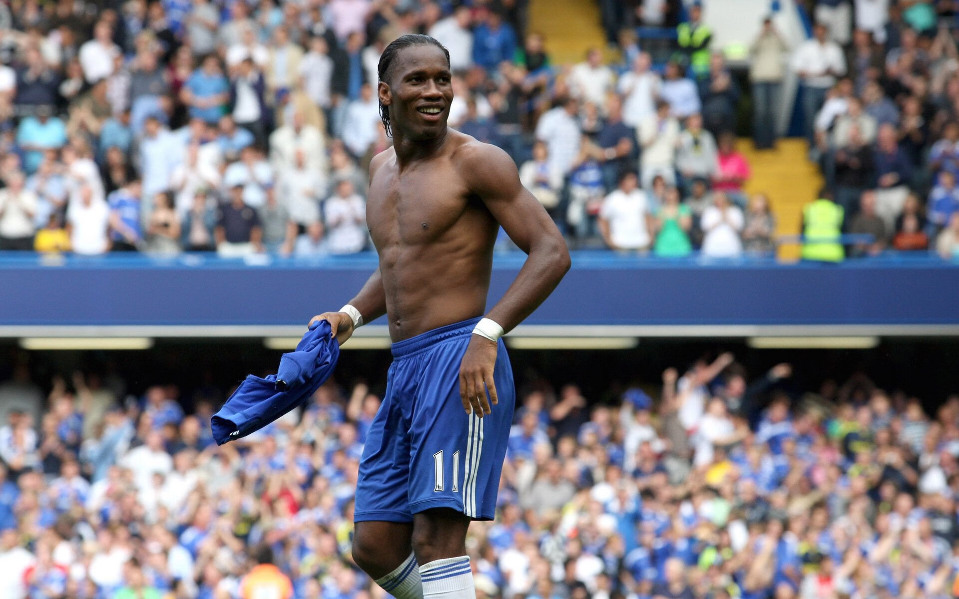 球迷应援活动频繁，营造火热氛围，球迷招募